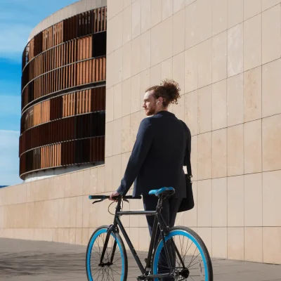Homme avec vélo