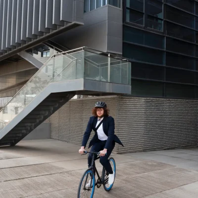 Homme vélo plein shot
